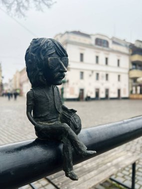 Uzhgorod, Ukrayna - 07 Ocak 2025: Minyatür bronz bir heykel John Douglas 