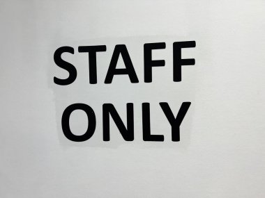 Sadece personel kullanımı için kısıtlı erişim alanını belirten basit ve net bir tabela bulundu..