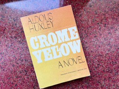 Kyiv, Ukrayna - 07 Ocak 2025: Aldous Huxley 'nin Krom sarısının dokulu kırmızı bir yüzey üzerinde sergilenen bir kitap kapağı.