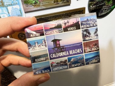 Kyiv, Ukrayna - 07 Ocak 2025: Kaliforniya 'nın tanınmış plajlarından oluşan bir kolajın yer aldığı dekoratif buzdolabı mıknatısı, Malibu, Santa Monica ve Laguna Sahili gibi isimleri sergiliyor, bu ikonik kıyı bölgesinin canlılığını ve cazibesini güzel bir şekilde yakalıyor.