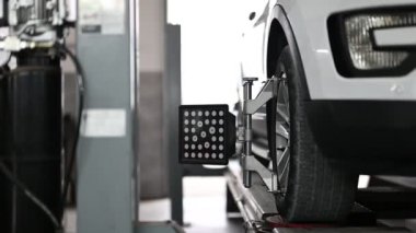 Modern bir benzin istasyonunda yakın çekim araba tekerleği hizalama işlemi. Özel ekipmanlı araç tamiri.