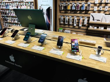 Kyiv, Ukrayna - 30 Ocak 2025: Bir yetkili elektronik mağazasının ahşap tezgahında sergilenen modern Apple akıllı telefon ve aksesuar koleksiyonu, satın alınabilecek en son modelleri sergiliyor.