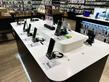 Kyiv, Ukrayna - 4 Şubat 2025: Samsung akıllı telefonlar ve telefon aksesuarları bir elektronik mağazasında sergileniyor