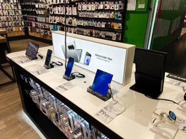 Kyiv, Ukrayna - 4 Şubat 2025: Perakende elektronik mağazasında modern Samsung Galaxy Flip cihazları sergileniyor.