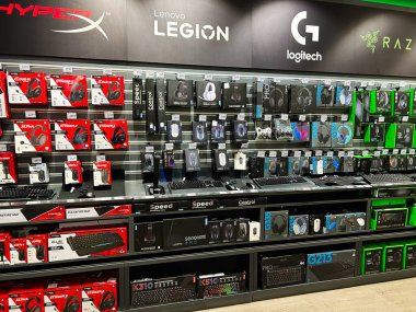 Kyiv, Ukrayna - 4 Şubat 2025: Bir mağazada Razer, Logitech ve HyperX gibi markaların sergilendiği oyun aksesuarları.