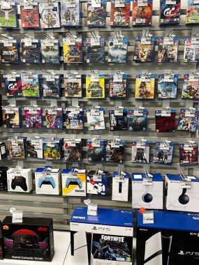 Kyiv, Ukrayna - 4 Şubat 2025: PlayStation oyunları ve oyun aksesuarları satışa sunuluyor