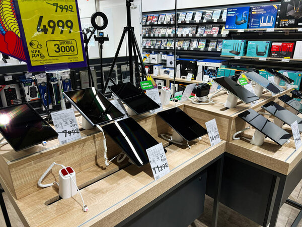 Киев, Украина - 04 февраля 2025 года: Таблетки и другие электронные устройства организованы для просмотра в розничном магазине.