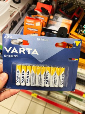 Kyiv, Ukrayna - Şubat 04, 2025: Satılık çoklu Varta AAA büyüklüğünde enerji pilleri gösteren mavi ve sarı ambalaj.