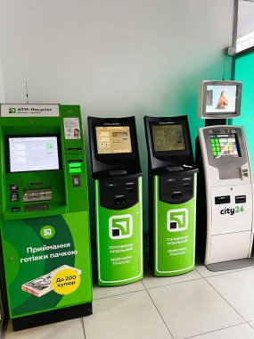 Kyiv, Ukrayna - 4 Şubat 2025: Kamuya açık bir yerde bankacılık ve mali işlemler için çeşitli ATM ve ödeme makineleri