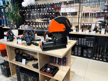 Kyiv, Ukrayna - 4 Şubat 2025: Profesyonel bir galeride sergilenen elektrikli araç ve aksesuar seçimi
