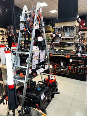 Kyiv, Ukrayna - Şubat 04, 2025: Çeşitli araçlar, bir merdiven ve mekanik ekipman sergilenen hırdavatçı bölümü