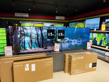 Kyiv, Ukrayna - Şubat 04, 2025: Modern düz ekran televizyonların sergilendiği ve markalı ambalajlarda sergilendiği Showroom.