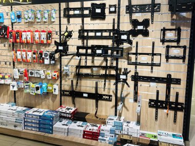 Kyiv, Ukrayna - 4 Şubat 2025: Duvar montajları ve aksesuarlar bir perakende seti içinde raflara düzgünce yerleştirildi