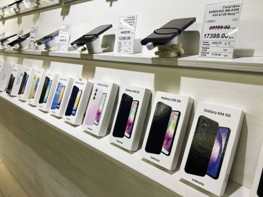 Kyiv, Ukrayna - 4 Şubat 2025: Modern teknoloji sergilenen bir elektronik mağazasında sergilenen Samsung akıllı telefon kutuları