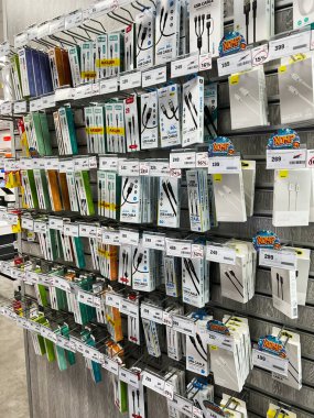 Kyiv, Ukrayna - Şubat 04, 2025: Perakende mağazasında satılık USB kablolarının düzenli koleksiyonu, farklı seçenekler sunuyor