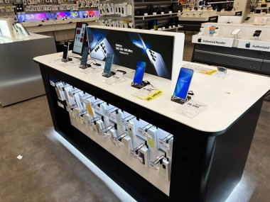 Kyiv, Ukrayna - 4 Şubat 2025: Samsung akıllı telefonlar ve mobil cihaz aksesuarlarının yer aldığı perakende mağazası