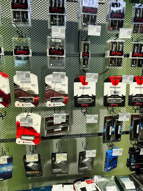 Kyiv, Ukrayna - Şubat 04, 2025: Perakende paketlemedeki bilgisayar depolama çözümlerinin seçimi.