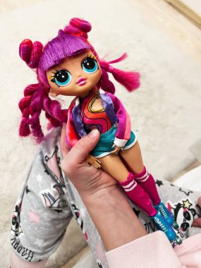 Kyiv, Ukrayna - 4 Şubat 2025: Parlak renkli ve eşsiz saç stili olan dekoratif bir LOL bebeği