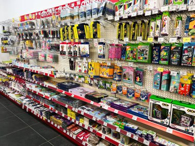 Kyiv, Ukrayna - 4 Şubat 2025: Sanat malzemeleri ve okul kırtasiyeleri sergilenen iyi örgütlenmiş bir mağaza koridoru