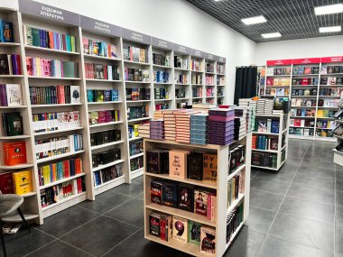 Kyiv, Ukrayna - 4 Şubat 2025: Organize raflarda ve masalarda canlı kitap sergileri bulunan modern kitapçı iç mimarisi