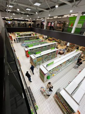 Kyiv, Ukrayna - Şubat 04, 2025: Stoklanmış koridorlar ve alışveriş müşterilerinin yer aldığı yoğun bir süpermarket