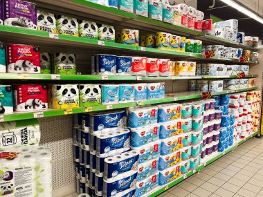 Kyiv, Ukrayna - Şubat 04, 2025: Süpermarket raflarında düzgünce satılmak üzere düzenlenmiş farklı türde banyo dokusu.