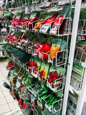 Kyiv, Ukrayna - Şubat 04, 2025: Bahçe meraklıları için bir mağazada düzenli olarak düzenlenmiş çeşitli sebze tohum paketleri