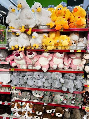 Kyiv, Ukrayna - Şubat 04, 2025: Ördekler, kediler ve ayılar gibi hayvanlardan oluşan pelüş oyuncakların mağazada sergilenmesi