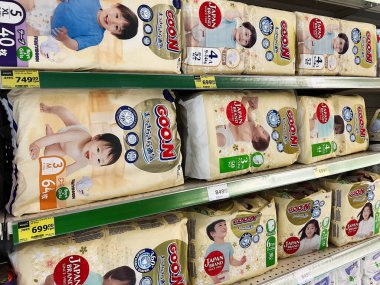 Kyiv, Ukrayna - 4 Şubat 2025: Etiketli ve fiyatlandırmalı bebek bezi markalarının Goon Japon markalarının sergilendiği raflar