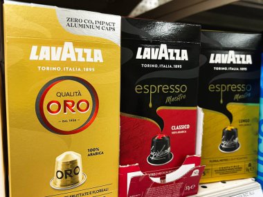 Kyiv, Ukrayna - 4 Şubat 2025: Lavazza kahve kapsülü ambalajı altın, kırmızı ve yeşil karışımları vurguluyor.