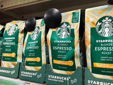 Kyiv, Ukrayna - 4 Şubat 2025: Starbucks espresso rosto paketleri Bir market rafında tüm fasulye kahve