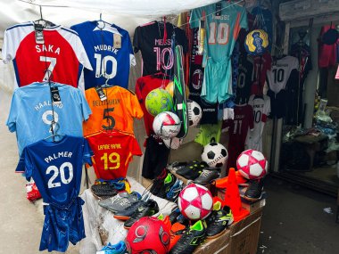 Kyiv, Ukrayna - Şubat 04, 2025: Renkli formalar, ayakkabılar ve futbol topları bir pazar yerinde düzenlendi