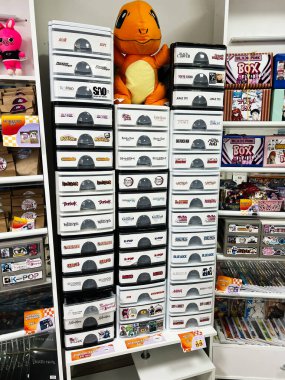 Kyiv, Ukrayna - 4 Şubat 2025: Anime koleksiyonu ve ürünlerinin etiketli çekmece ve konteynırlarda dikkatlice depolanması.