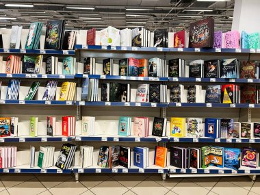 Kyiv, Ukrayna - Şubat 04, 2025: Modern bir mağaza ortamında düzenlenmiş renkli kitap rafları.