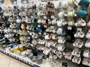 Kyiv, Ukrayna - Şubat 04, 2025: Bir mağazanın içindeki raflarda çeşitli seramik bardaklar düzenlendi.