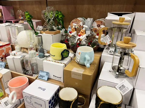 Kyiv, Ukrayna - Şubat 04, 2025: Çeşitli mutfak eşyaları ve masa aksesuarları bir mağaza ortamında düzgünce sergilendi.