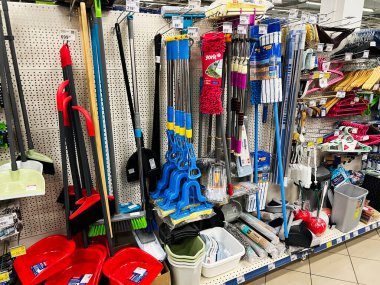 Kyiv, Ukrayna - Şubat 04, 2025: Mağazalardaki raflarda bulunan paspas ve süpürgeler de dahil olmak üzere çeşitli temizlik malzemeleri