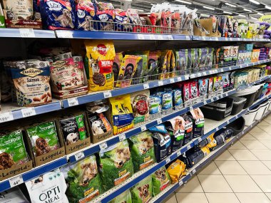 Kyiv, Ukrayna - Şubat 04, 2025: Bir mağaza koridorunda düzgünce sergilenen çeşitli paketlenmiş evcil hayvan gıdalarının ayrıntılı görünümü