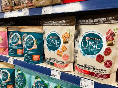 Kyiv, Ukrayna - 4 Şubat 2025: Premium Purina kedi maması seçenekleri bir mağaza rafında düzgünce sergilendi