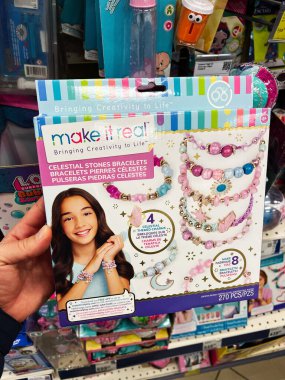 Kyiv, Ukrayna - Şubat 04, 2025: Yaratıcı göksel tasarımları olan çocuklar için bir bileklik tasarım kiti gösteren renkli kutu.