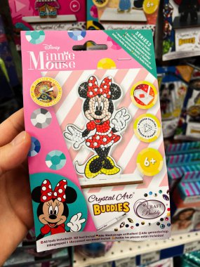 Kyiv, Ukrayna - Şubat 04, 2025: Kyiv, Ukrayna - Şubat 04, 2025: Minnie Mouse el sanatları kiti bir mağazada canlı bir arka planda sergilendi
