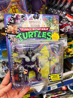 Kyiv, Ukrayna - Şubat 04, 2025: Bir süpermarkette gösterilen paketlenmiş TMNT Super Shredder aksiyon figürünün kapatılması.