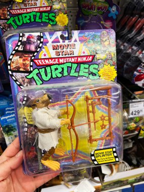 Kyiv, Ukrayna - 4 Şubat 2025: Mağazadaki Ninja Kaplumbağalar 'dan bir koleksiyon figürü