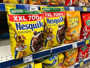 Kyiv, Ukrayna - 4 Şubat 2025: Markalar da dahil olmak üzere kahvaltılık gevrek paketlerinin bir mağaza rafında yakın çekimi