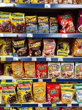 Kyiv, Ukrayna - 4 Şubat 2025: Çeşitli seçenekleri gösteren süpermarket raflarında düzgünce düzenlenmiş tahıl gevreği kutuları.