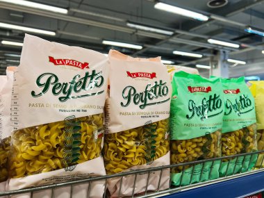 Kyiv, Ukrayna - 4 Şubat 2025: Bir süpermarketin içindeki rafta düzgünce dizilmiş fusilli makarna paketleri.