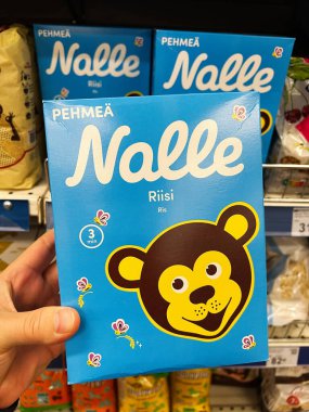 Kyiv, Ukrayna - Şubat 04, 2025: Pirinç gevreği için canlı bir mavi ambalaj mağazada bir ayı tasarımı içeriyor.