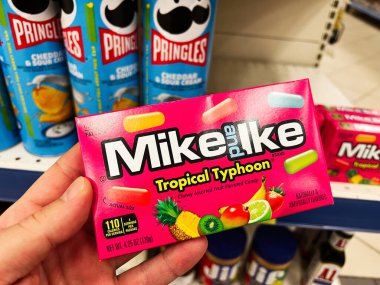 Kyiv, Ukrayna - 4 Şubat 2025: Parlak renkli Mike ve Ike şeker paketleri bir Pringles vitrininde sergilenmeden önce.