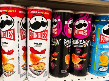 Kyiv, Ukrayna - Şubat 04, 2025: Pizza ve barbekü de dahil olmak üzere çeşitli Pringles tatları bir rafta sergilenmektedir
