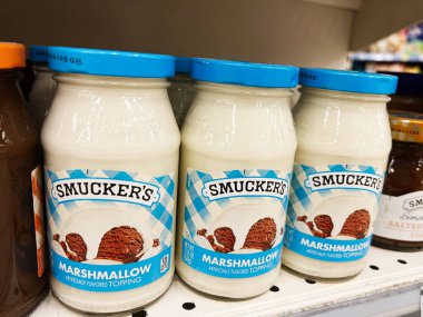 Kyiv, Ukrayna - 4 Şubat 2025: Bir perakende mağazasının rafına yerleştirilmiş üç kavanoz marshmallow sosu